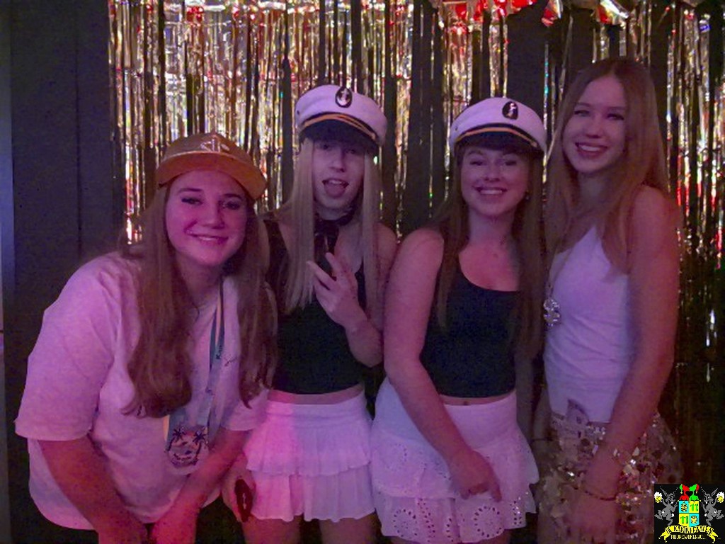 ../Images/Jeugd Opwarmbal Photobooth 069.jpg